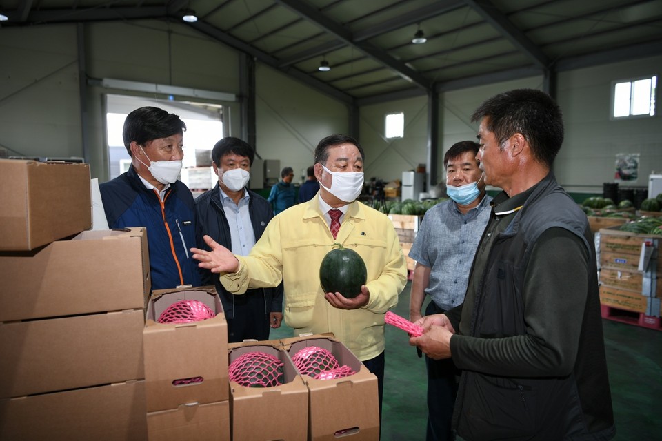 충남 예산군 수박 선별장 방문 모습./ⓒ예산군청