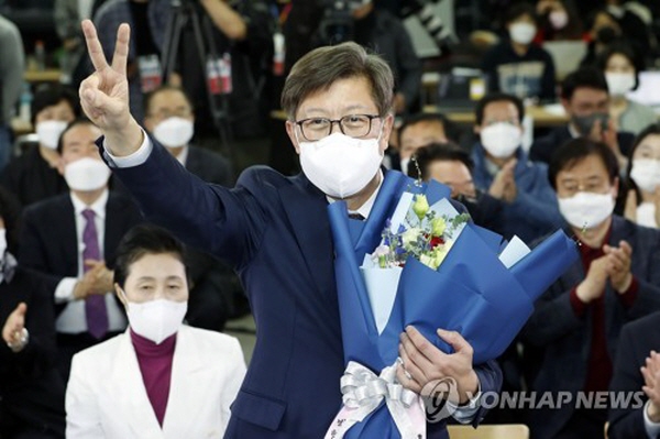 박형준 부산시장도 역시 8일 당선증을 수령하고 업무에 돌입했다. 선거를 앞두고 그에 대한 각종 비리 의혹들이 연일 쏟아졌지만, 유권자들은 더불어민주당에 더 분노해 있었다. /ⓒ 연합뉴스