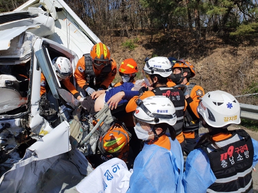 8일 오후 2시 4분쯤 충남 홍성군 갈산면 상촌리 인근 서해안고속도로 상행선 서울방향 225㎞지점에서 1t 냉동탑차와 15t 도로공사 청소차량이 추돌했다. 사고현장에서 119구조대가 부상자를 구조하고 있다.ⓒ홍성소방서