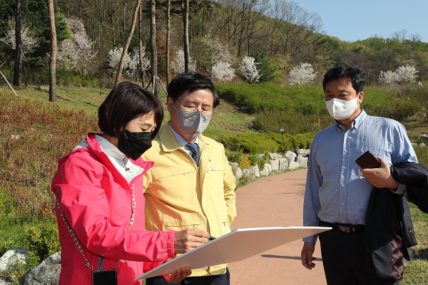 한대희 시장(가운데)이 철쭉동산에서 관계자들로부터 폐쇄에 따른 조치 등을 보고받고 있다./ⓒ군포시