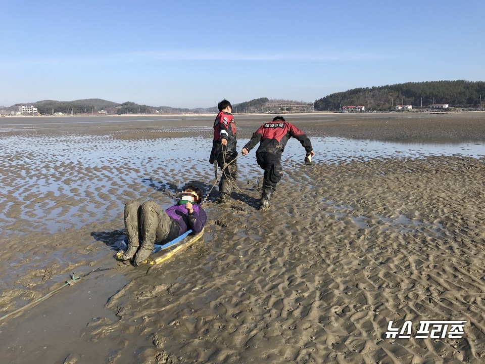 갯벌 고립자 구조 장면.Ⓒ보령해양경찰서