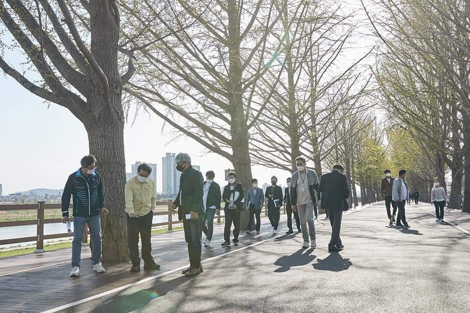 [아산=뉴스프리존]충남 아산시 오세현 시장은 아산시민 휴식처인 은행나무길 정비 현장을 방문해 현황을 파악했다./ⓒ김형태 기자