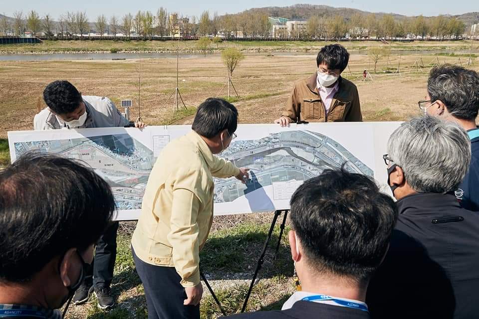 오세현 아산시장과 아산시 공무원들이 곡교천과 은행나무길을 방문해 정비사업을 점검하고 있다./ⓒ김형태 기자