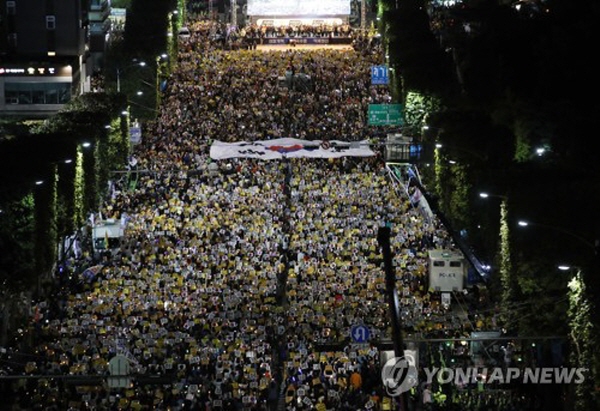 지난 2019년 가을 대검찰청이 있는 서초동에 모였던 촛불, 끝없는 인파가 서초역에서 교대역 인근을 가득 메웠다. /ⓒ 연합뉴스