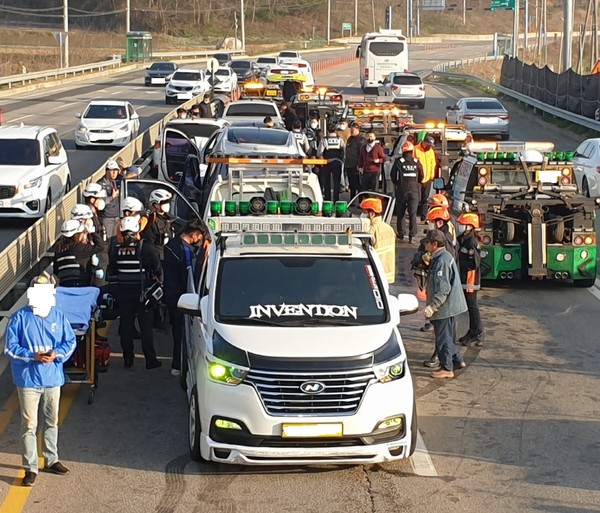 9일 오전 7시쯤 충남 서산시 지곡면 대요리 장등주유소 부근 대요교차로에서 화물차와 승용차 등 출근길 차량 11대가 연쇄추돌했다./ⓒ서산소방서