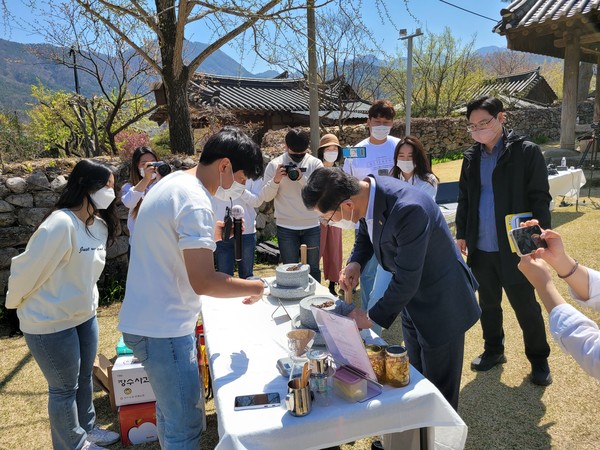 경북도 군위군은 지난 8일 부계 한밤마을에서 ‘잘살기연구회 성과보고회 & 온:플리’를 진행했다./ⓒ군위군청