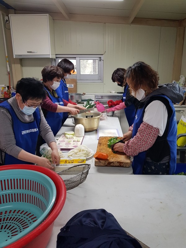 경북도 군위군 삼국유사면 여성자원봉사대는 9일 삼국유사문화관에서 관내 독거노인, 장애인가구등 7가구에 대해 회원들이 정성들여 만든 사랑의 반찬 나눔 행사를 가졌다./ⓒ군위군청