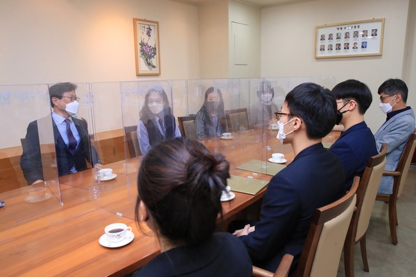 대구 수성구는 지난 7일 일선에서 민원업무를 담당하고 있는 공무원들을 격려하기 위해 구청장‧민원공무원 간담회를 개최했다./ⓒ수성구청