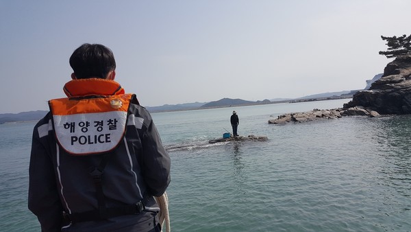 태안해경이 갯바위에 고립된 낚시객을 구조하기 위해 접근하고 있다./ⓒ태안해양경찰서