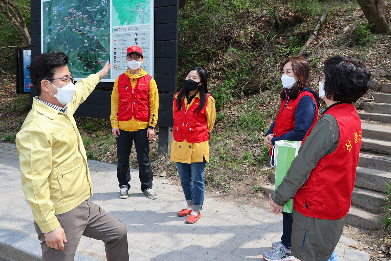 허태정 대전시장은 10일 최일선 현장에서 산불예방에 힘쓰는 근무자를 만나 격려했다./ⓒ대전시