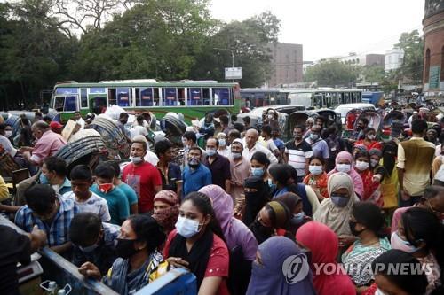 사진: 방글라데시 정부는 코로나19 방역을 위해 지난 5일부터 9일간 전국 봉쇄 조치를 도입했으며 14일부터 7일간 연장할 방침인 것으로 전해졌다.    실시간 통계사이트 월드오미터에 따르면 방글라데시에서는 지난달 말부터 5천∼7천명대의 일일 신규 확진자가 발생하고 있다.    이는 지난해 6월 1차 유행 정점 때 수치를 훌쩍 넘어서는 수준이다.    누적 확진자와 사망자 수는 각각 68만4천756명과 9천739명이다.