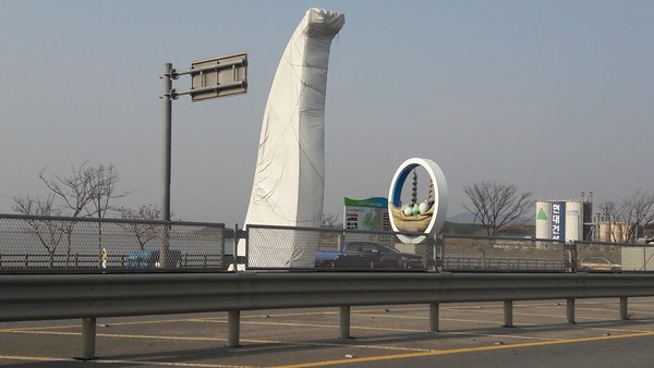 충남 태안군이 막대한 예산을 들여 설치한 태안관광 용보용 대형 LED 스크린 시설이 화재발생으로 훼손된 채 2년여 동안 그대로 방치되고 있어 대책마련이 요구된다. 지난 2019년 2월 19일 불이 난 이후 2021년 2월 12일 현재 태안관광 홍보용 LED 스크린 모습./ⓒ뉴스프리존