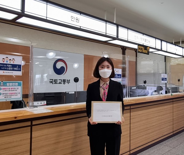 대산공단협의회가 대산항 인입철도 건설을  촉구하는 내용을 담은 건의문을 정유진 대산공단協 행정지원팀 대리가 국토부에 전달하고 있다./ⓒ서산시청