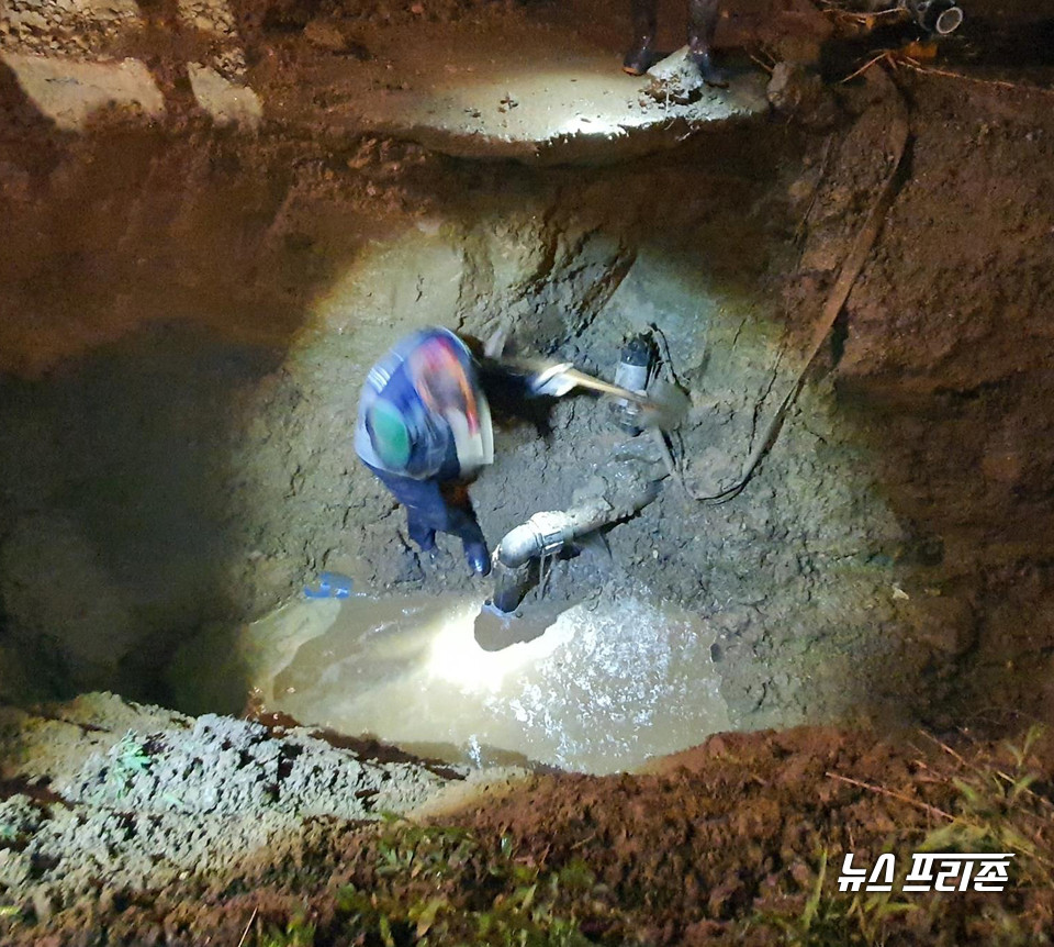 상수도관 복구작업 장면.ⓒ청양군청