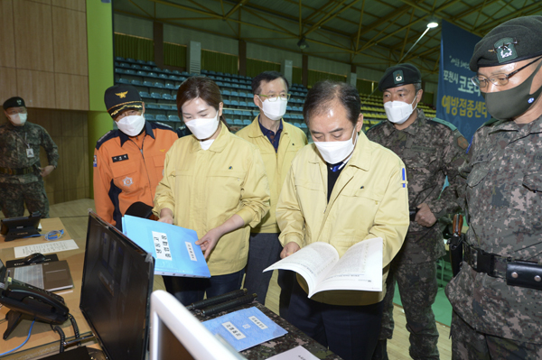 포천종합운동장 예방접종센터에서 박윤국 시장을 비롯해 손세화 시의회 의장, 박양동 제6군단장, 이제철 포천소방서장 등이 합동점검을 실시하고 있다./Ⓒ포천시청