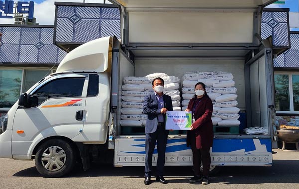 연천군 미산면에 기탁한 백미20kg 100포를 전달 받은 행복센터  이용희 면장과 관계공무원./Ⓒ연천군청