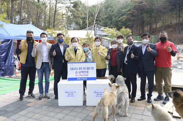 배우 이용녀씨가 운영하고 있는 동물보호소를 방문한 박윤국시장과 일행들./Ⓒ포천시청