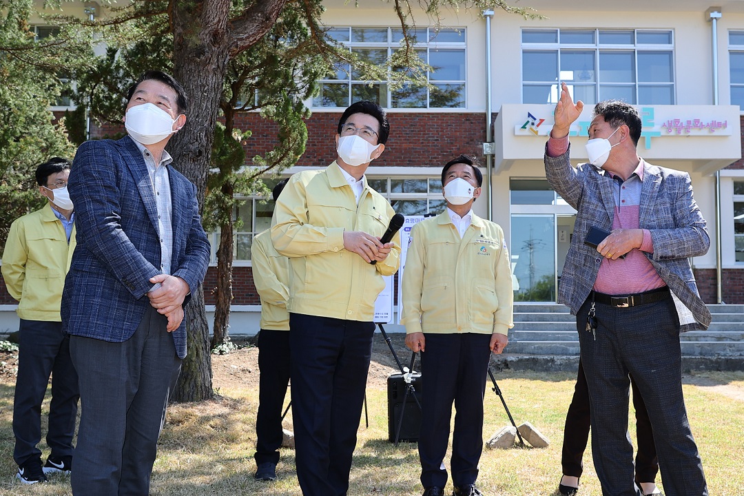 허태정 대전시장이 14일 오후 동구지역 현안사업 현장인 효평마루 주민편의시설 및 관광자원 조성 현장을 방문해 추진계획을 살피며 주민의 이야기에 귀를 기울이고 있다./ⓒ대전시