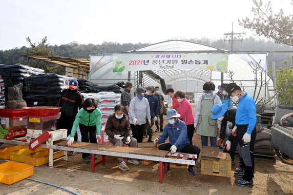 연천군의회 의원들이 본격적인 영농기를 맞아 일손이 부족한 농가를 찾아 ‘농촌일손돕기 벼파종 봉사활동’을 하고 있다./Ⓒ연천군의회