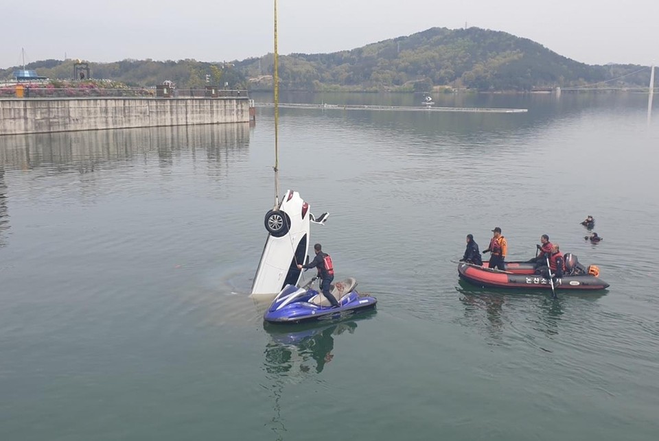 충남 논산시 가야곡면 탑정저수지로 승용차가 추락해 함께 타고 있던 대학생 5명이 숨지는 사고가 발생했다./ⓒ충남소방본부