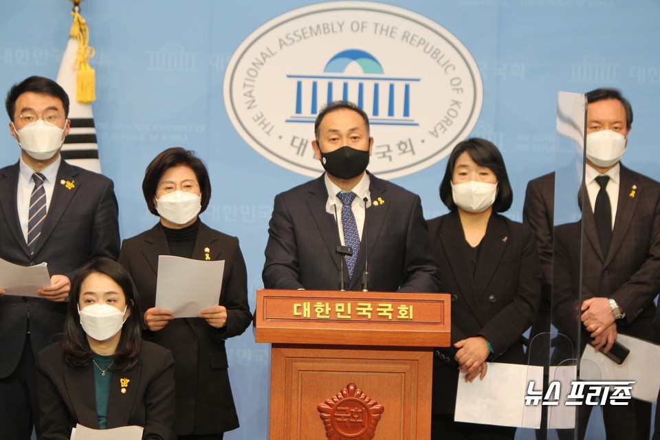 김원이 더불어민주당 의원(가운데)이 16일 오전 서울 여의도 국회 소통관에서 열린 민주당 사회적참사 TF 기자회견에서 발언하고 있다. Ⓒ김정현 기자