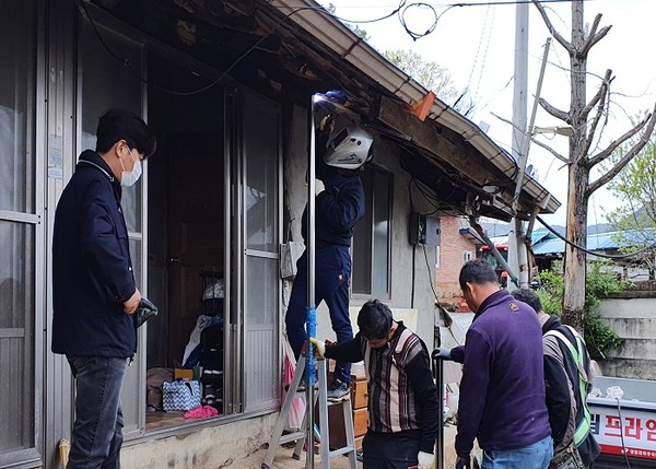 함평군 나산면, 취약계층 거동불편 어르신 안전봉 설치/Ⓒ함평군청 제공