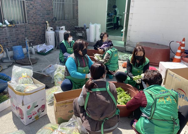 포천시 신북면 새마을부녀회장과 회원들이 열무김치를 직접 담그고 있다./Ⓒ포천시청