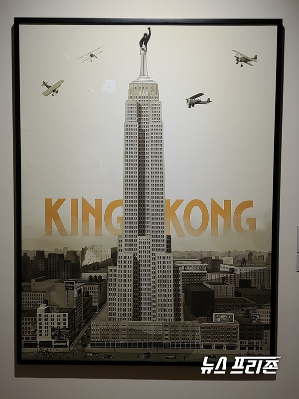 '킹콩' 영화를 모티브로 그린 작품...거대한 킹콩을 작게 그린, 빌딩 끝에 킹콩을 올려다 보는 사람들은 개미만하게 그린, 맥스 달튼 만의 작품 세계 ⓒ 김은경 기자