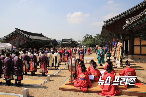 김해시 가락국시조대왕 숭선전 제례 봉행 장면-사진.김해시