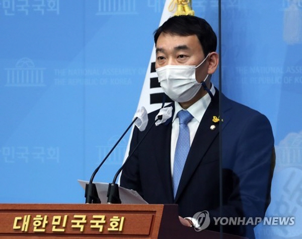 더불어민주당 내 대표적 개혁세력인 김용민 의원(경기 남양주병)이 오는 5월초 열릴 전당대회에서 최고위원으로 출마했다. 그는 개혁과 민생을 '이분법'적으로 보는 시각에 단언코 반대했다. /ⓒ 연합뉴스