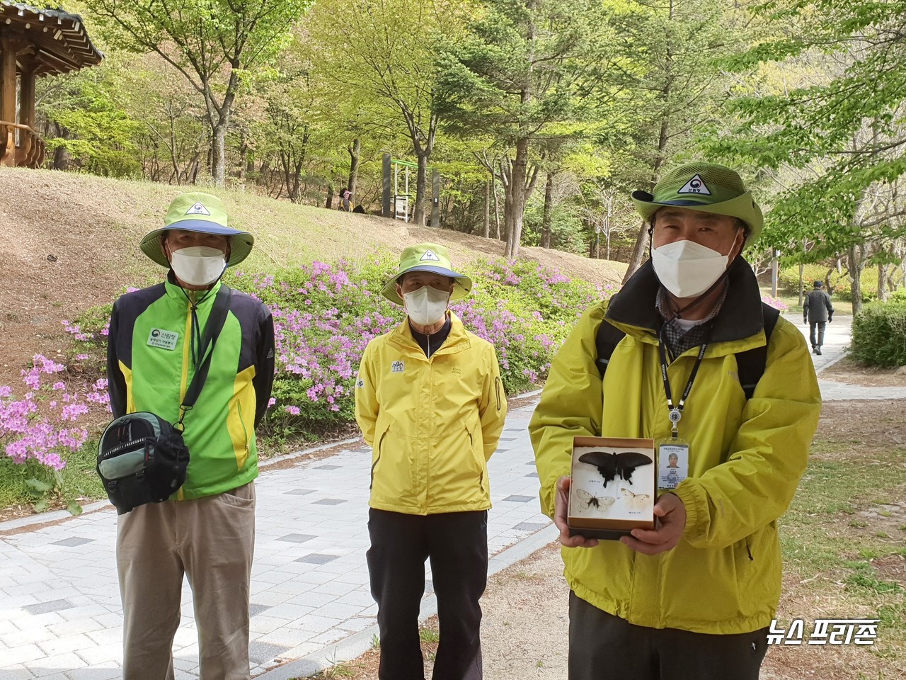 산림청 숲해설가 자원봉사자로 활동하는 안복현 숲해설가와 자원봉사자들이 17일 오전 9시쯤 대전 보문산 사정공원 숲길에서 시민에게 산림교육 자료를 보여주며 숲이야기를 하고 있다./ⓒ이현식 기자