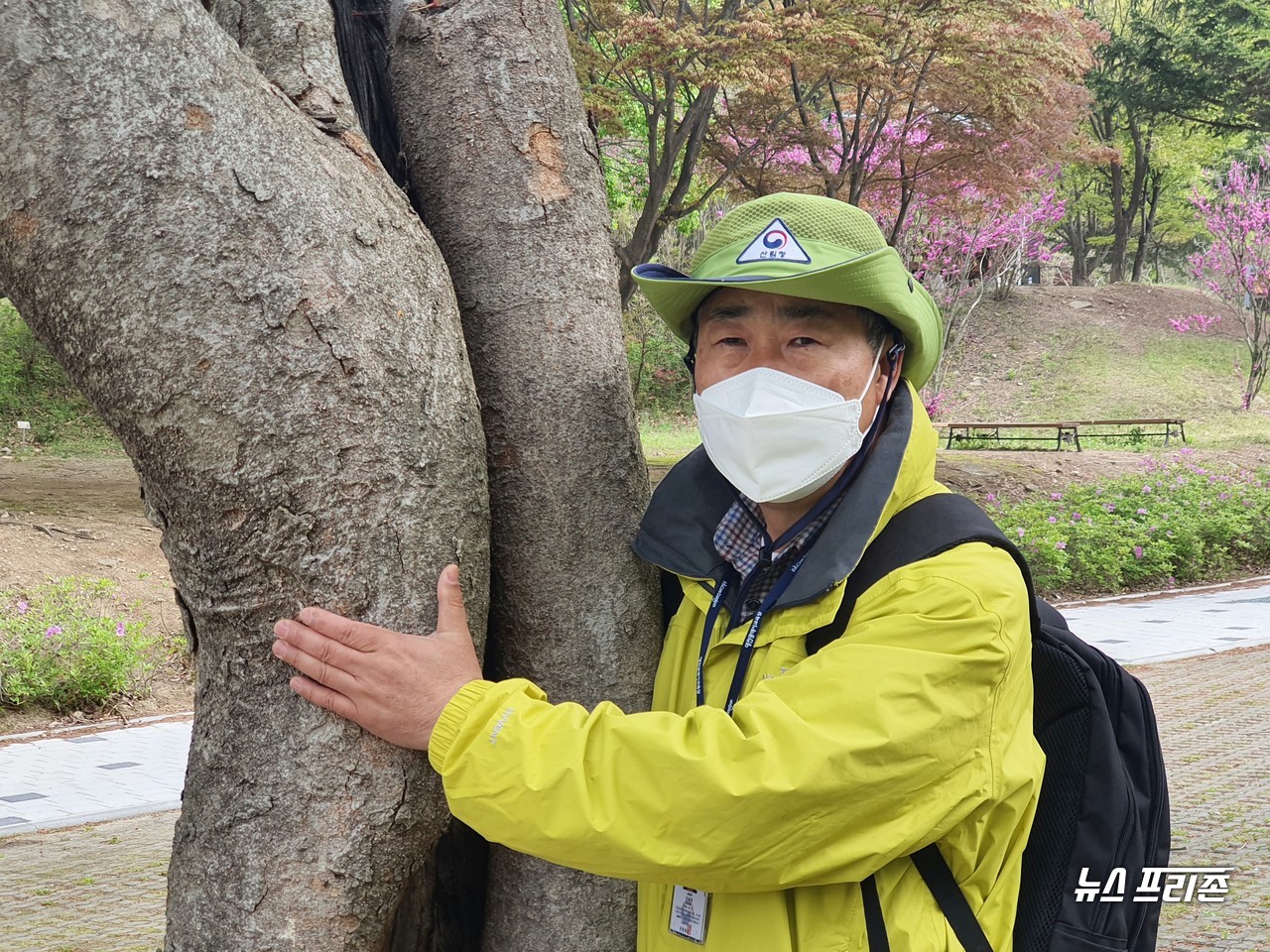 안복현 숲해설가가 17일 오전 9시 대전 보문산 사정공원 숲길에서 나무를 부둥켜안고, 산림에 대한 각별한 애정으로 숲이야기를 이어가고 있다./ⓒ이현식 기자