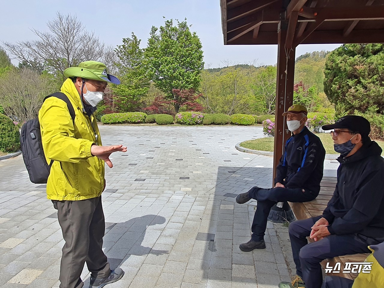 안복현 숲해설가가 17일 오전 대전 보문산 사정공원에서 숲에 관한 이야기를 하는 가운데, 어르신으로부터 풍수와 관련한 질문을 받자 깊이있는 지식으로 설명을 하고 있다./ⓒ이현식 기자