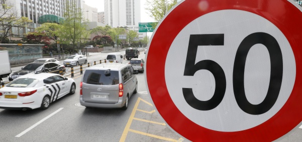 4월 17일부터 고속도로나 자동차전용도로가 아닌 일반도로에서 시속 50km를 초과해 운전을 하다 적발되면 과태료가 부과된다.