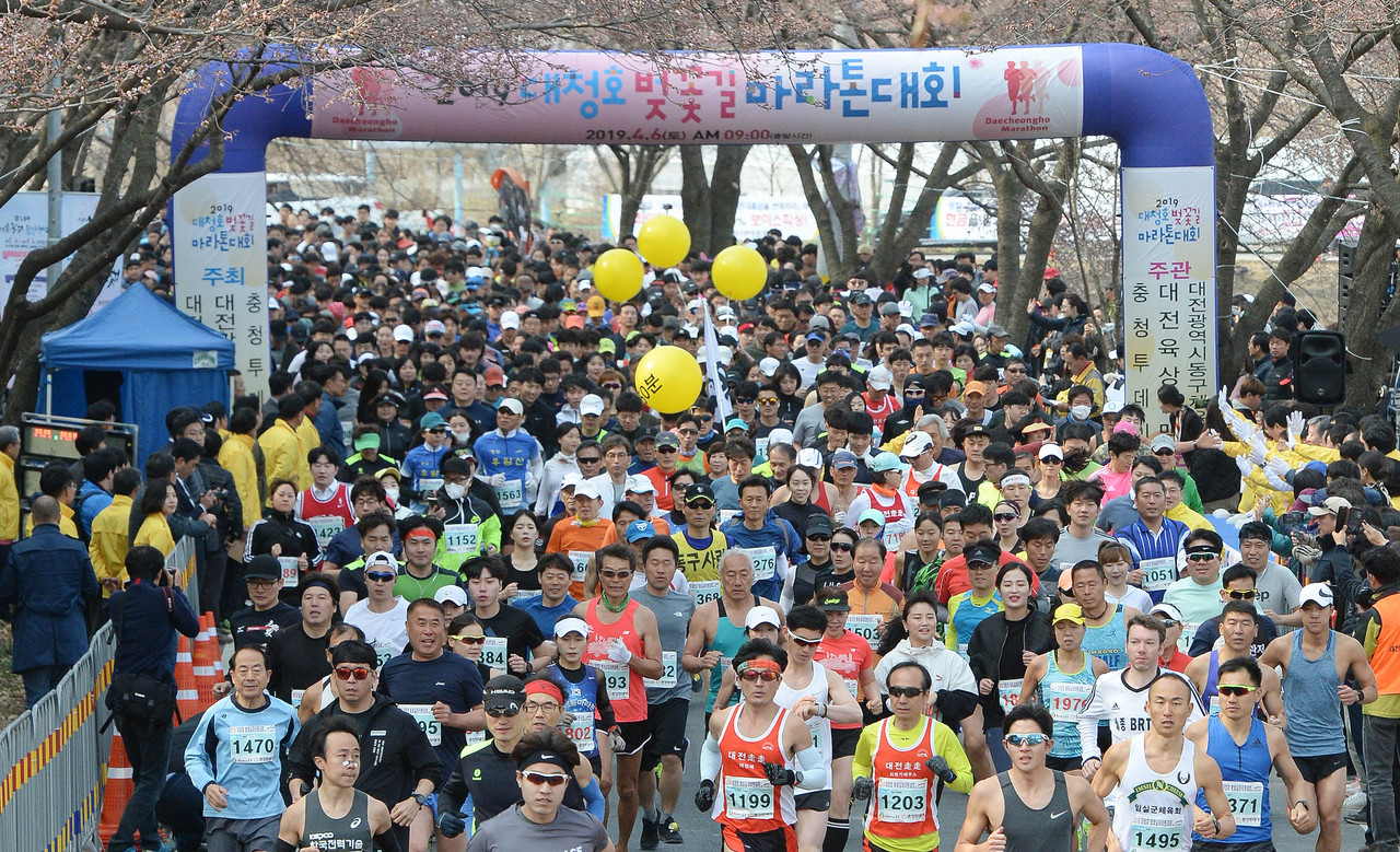 대전 동구(구청장 황인호)는 올해 ‘대청호 벚꽃길 마라톤 대회’를 코로나19 확산 방지를 위해 비대면 언택트 방식으로 오는 5월 21일부터 6월 6일까지 17일간 개최한다. 사진은 지난 2019년 대청호 벚꽃길 마라톤 대회 모습.(사진제공=동구청)