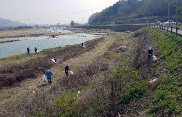 연천지속가능발전협의회 회원들이 연천읍 차탄천일대에서 쓰레기를 수거하며 구슬땀을 흘리고 있다./Ⓒ연천군청