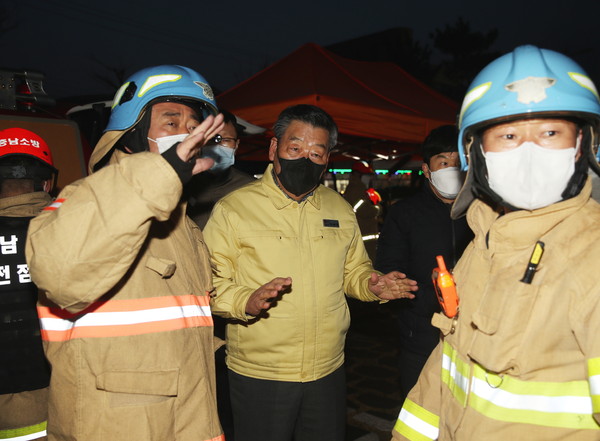 지난달 23일 태안 안흥외항 화재선박 현장을 찾은 가세로 태안군수(왼쪽 두번째)가 현장 관계자와 대화를 나누고 있다./ⓒ태안군청