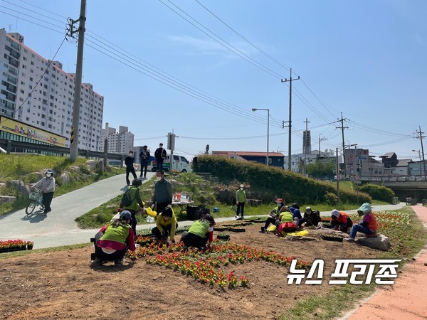 김해시 북부동, 19, 20일 양일간 해반천 산책로에 꽃밭을 조성했다.북부동행정복지센터