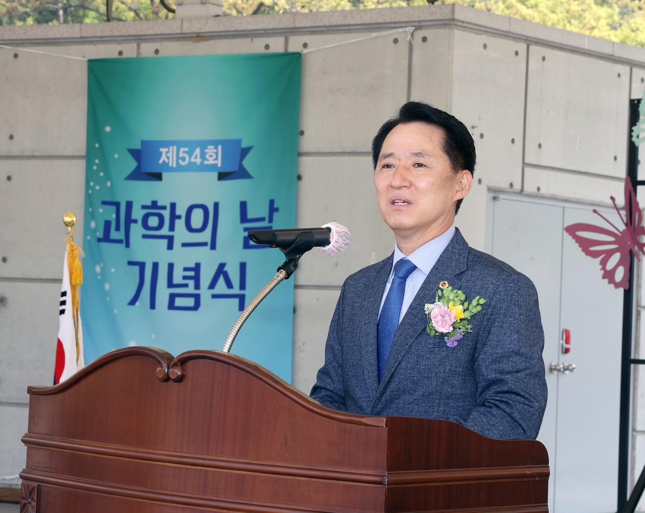 권중순 대전시의회 의장이 21일 오월드 플라워랜드에서 열린 ‘제54회 과학의 날 기념식’에 참석해 축사를 하고 있다./ⓒ대전시의회