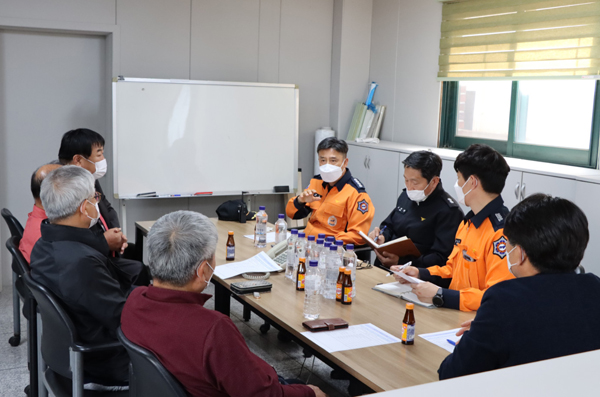 이제철 서장이 윤종하 포천가구산업연합회장 등 관계자들을 만나 안전컨설팅을 하고 있다./Ⓒ포천소방서