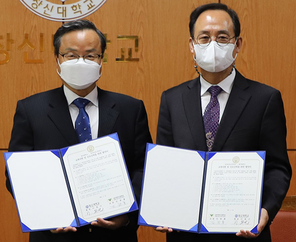 창신대학교 이원근 총장(왼쪽)과 성지여고 민창홍 교장이 기념촬영을 하고 있다/ⓒ부영그룹