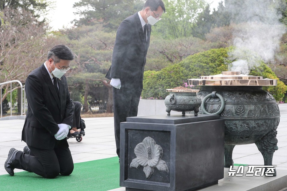 윤호중 더불어민주당 비대위원장 겸 원내대표가 22일 오전 원내대표단과 서울 동작구 국립서울현충원 방문, 현충탑 앞에서 무릎을 꿇고 참배하고 있다. Ⓒ연합뉴스