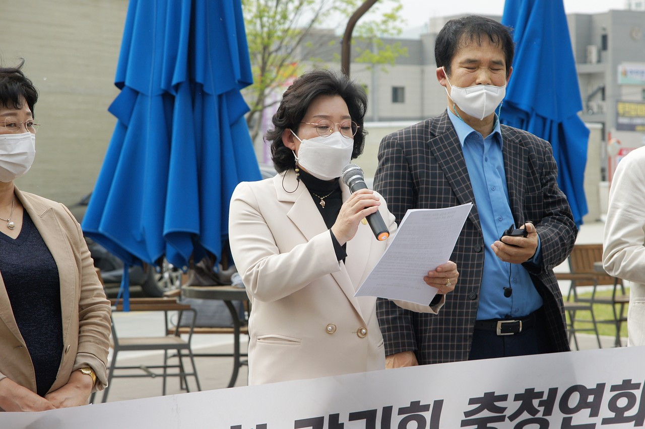 [천안=뉴스프리존]기독교대한감리회 충청연회 여선교회 연합회 회장 장분자 권사는 22일 충남 천안서 진행된 '동성애 문제'를 지적하고 개선을 요구하는 성명서 발표에 참석해 '자유발언' 중 "동성애는 사회를 좀 먹는다. 인구 절벽에 전혀 도움 되지 않아 절대 이대로 방치해선 안 된다. 이 땅에서 동성애가 사라질 때까지 국가와 교회가 협력해 적극 나서야 한다"라고 진중한 목소리를 냈다./ⓒ김형태 기자