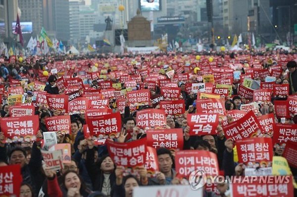 박근혜-최순실 국정농단 건으로 시민들이 격노했던 것은 불과 4년여밖에 되지 않은 일이다. 그럼에도 벌써 이를 잊었다고 착각하는 이들이 적잖은 듯하다. /ⓒ 연합뉴스