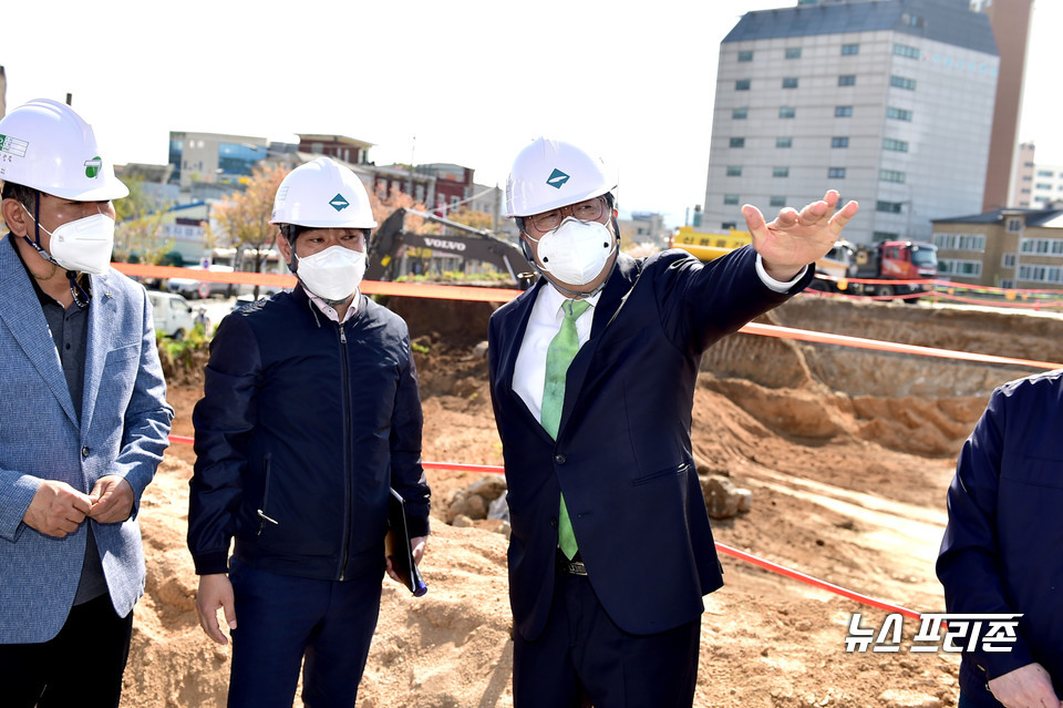 제천 예술의전당 공사현장을 살피는 이상천 시장.(사진제공=제천시)