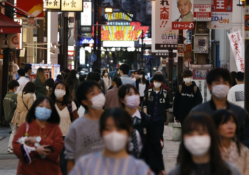 사진: 일본의 변이 바이러스가 확산한 오사카의 확진자 수는 26일 연속으로 도쿄보다 많았다. 이날까지 신규감염 5,606명 발생하여 누적 확진자는 564,460명으로 늘었다.