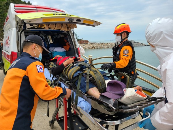 24일 낮 12시쯤 충남 태안군 원북면 방갈리 해안가 야산에서 50대 관광객이 산행 중 절벽에 발을 헛디뎌 5m 아래 낭떠러지로 추락해 신고를 받고 출동한 119구조대에 의해 구조됐다./ⓒ태안소방서