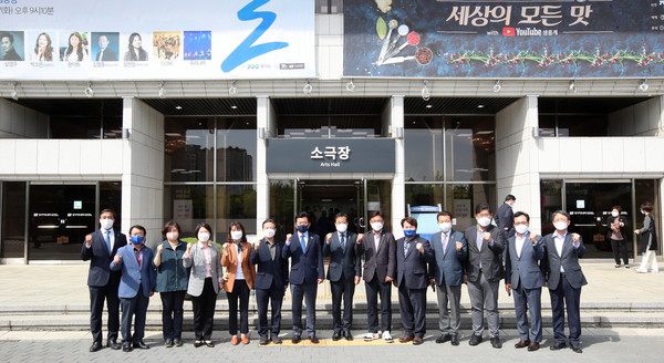 ‘아! 꽃이여 별이여’에 참석한 관계자들이 기념사진을 촬영하고 있다. ⓒ경기도의회