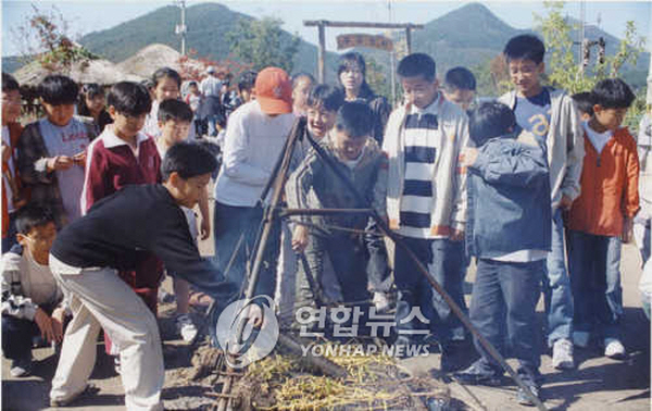 콩서리(남의 밭에 몰래 들어가 콩을 훔치거나, 훔친 콩을 불에 구워먹는 일)를 하는 모습, 윤석열 전 총장이 대학 때 콩서리를 하다가 부친에게 고무호스로 맞았다는 부분이 책에 나와있다고 한다. /ⓒ 연합뉴스