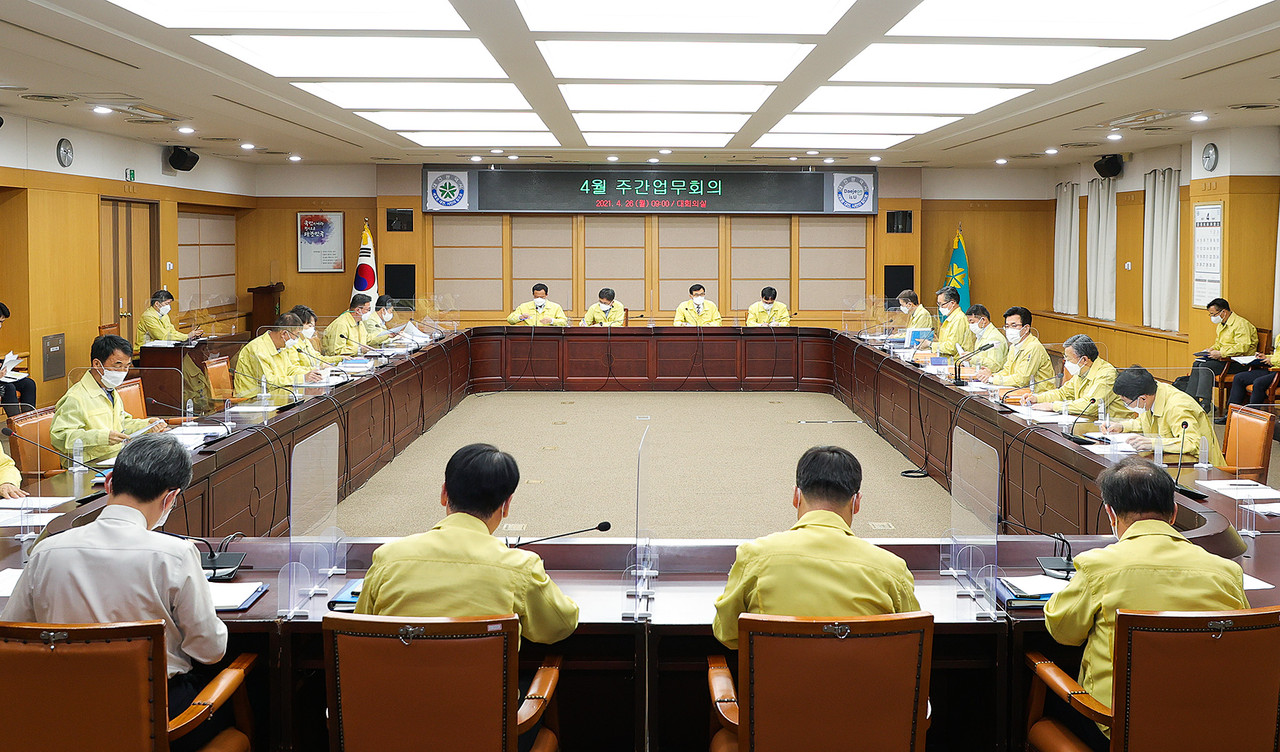 26일 대전시청 대회의실에서 열린 주간업무회의에서 허태정 시장이 "대전을 충청권광역철도를 넘어 중부권 광역교통망 중심지로 만들어야 한다"고 의지를 드러냈다.(사진제공=대전시)